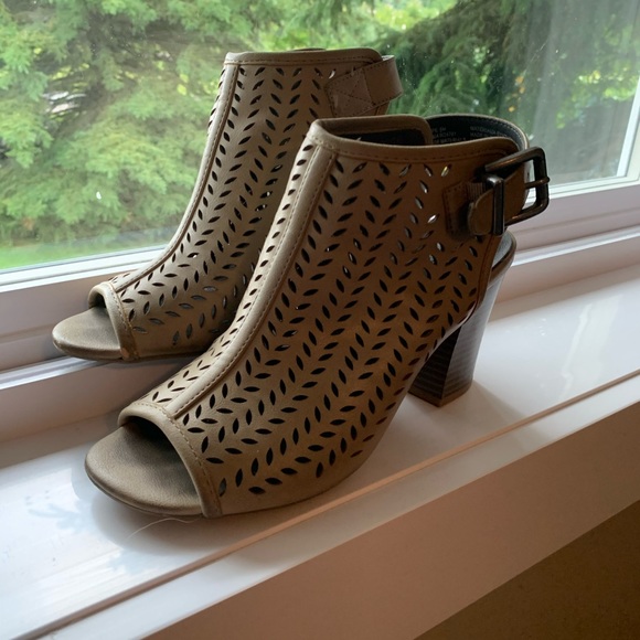 🔹Peep Toe Booties🔹 - Picture 3 of 4